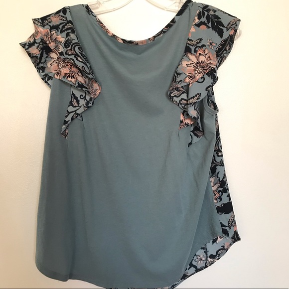 Adorable BRAND NEW LOFT Flutter Top - Picture 4 of 5